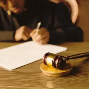 Juez permite que avance demanda de escritores contra Meta por uso de IA y derechos de autor 