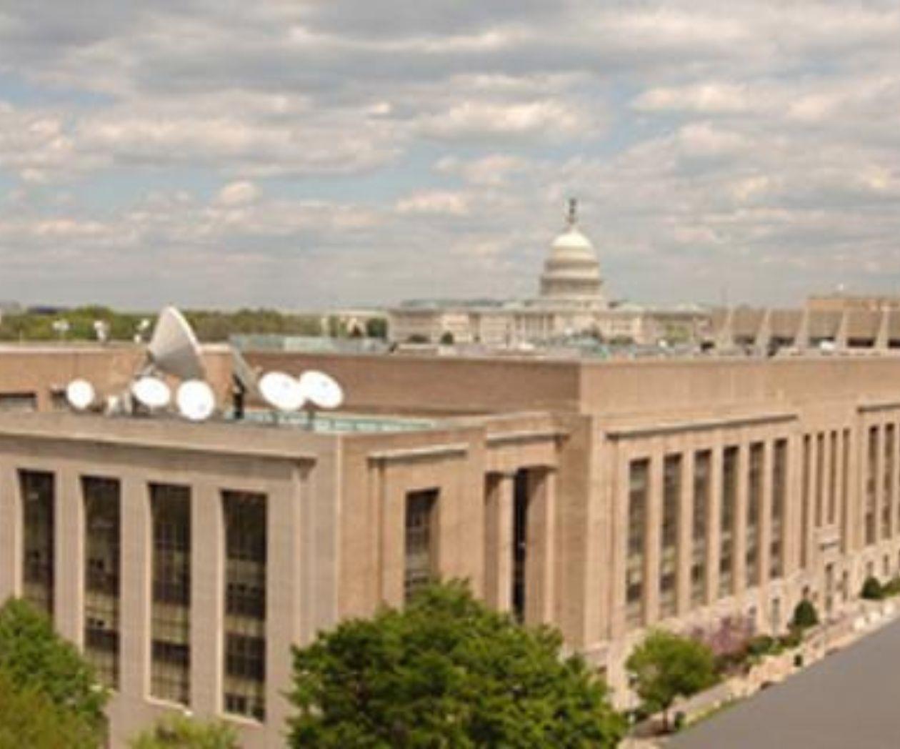 Periodistas de Voice of America demandan por el cierre de la emisora