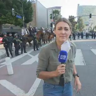 Reportera australiana y fotógrafo británico, heridos durante protestas migratorias en Los Ángeles