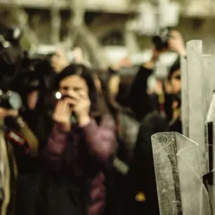 Organizaciones levantan la voz, denuncian 35 agresiones a periodistas en protestas anti-redadas en Los Ángeles