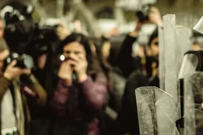Organizaciones levantan la voz, denuncian 35 agresiones a periodistas en protestas anti-redadas en Los Ángeles