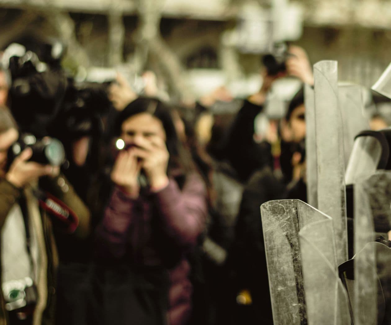 Organizaciones levantan la voz, denuncian 35 agresiones a periodistas en protestas anti-redadas en Los Ángeles