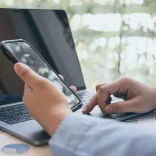 México mantiene condiciones laborales precarias y riesgos crecientes para la prensa: Digital News Report 2025