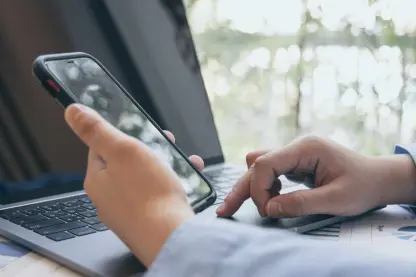 México mantiene condiciones laborales precarias y riesgos crecientes para la prensa: Digital News Report 2025