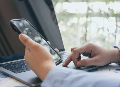 México mantiene condiciones laborales precarias y riesgos crecientes para la prensa: Digital News Report 2025