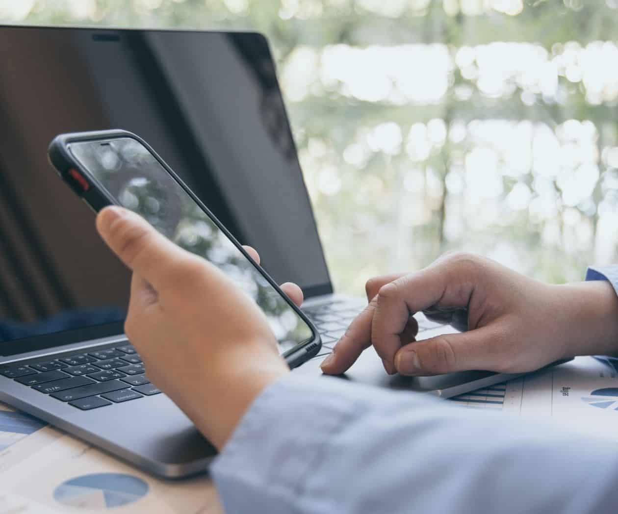 México mantiene condiciones laborales precarias y riesgos crecientes para la prensa: Digital News Report 2025