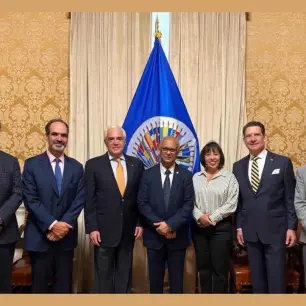 Se reúnen la SIP y el nuevo secretario general de la OEA para abordar los desafíos de la prensa en América