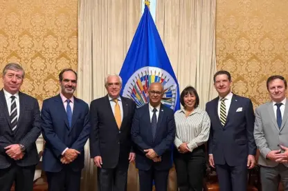 Se reúnen la SIP y el nuevo secretario general de la OEA para abordar los desafíos de la prensa en América