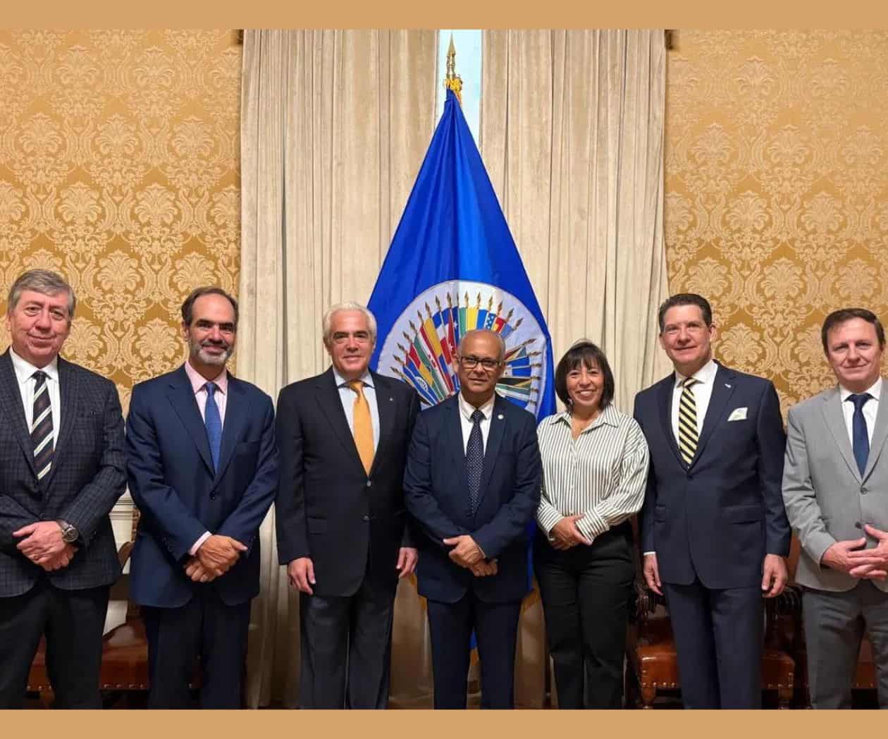 Se reúnen la SIP y el nuevo secretario general de la OEA para abordar los desafíos de la prensa en América