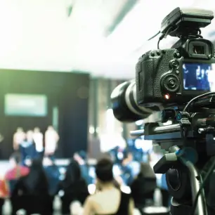 Seis de cada 10 ve a los periodistas en EU como "muy importantes", pero 5 cree que pierden influencia: Pew Research