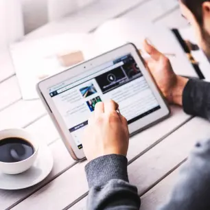Asistentes de IA fallan en la precisión y atribución de noticias en casi la mitad de sus respuestas: estudio de la UER