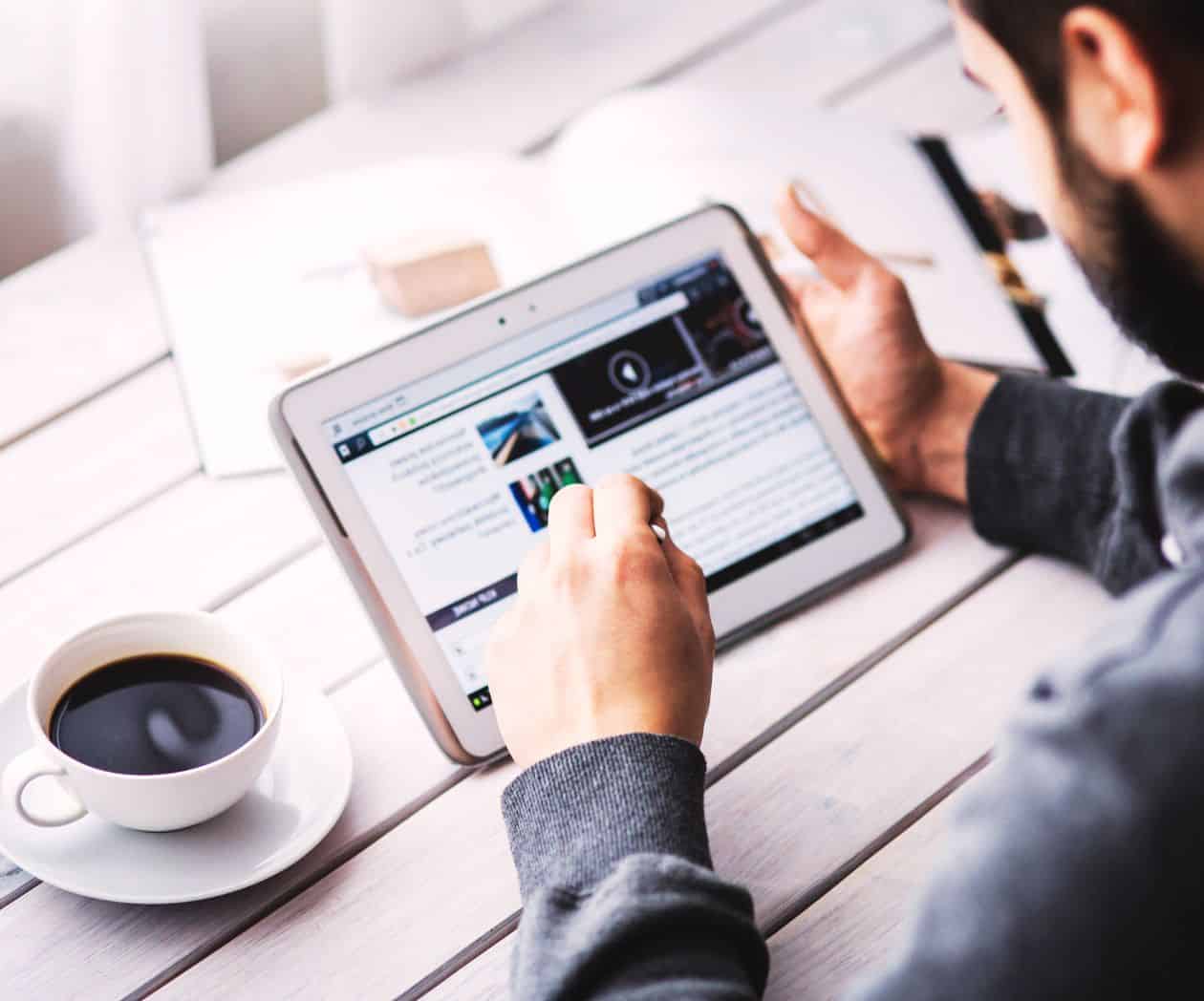 Asistentes de IA fallan en la precisión y atribución de noticias en casi la mitad de sus respuestas: estudio de la UER