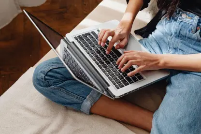 Inglaterra incluirá alfabetización mediática y financiera en la educación primaria