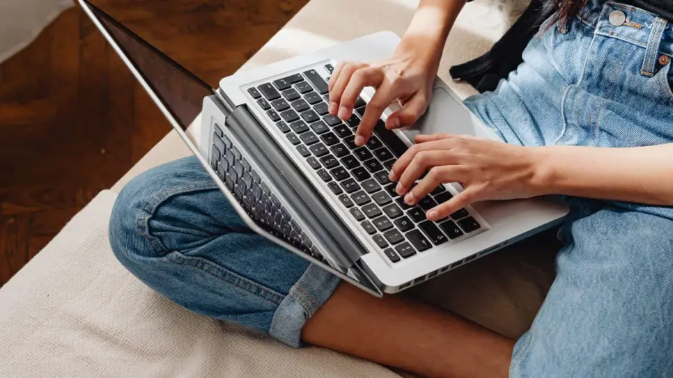 Inglaterra incluirá alfabetización mediática y financiera en la educación primaria