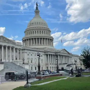 Dimiten dos ejecutivos de la BBC tras acusaciones de edición engañosa de discurso de Trump sobre disturbios del 6 enero