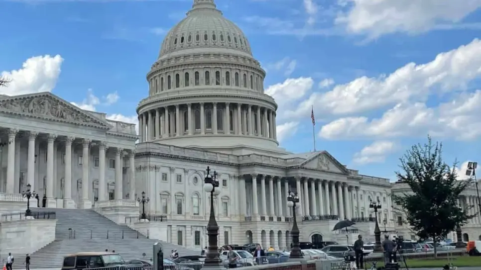 Dimiten dos ejecutivos de la BBC tras acusaciones de edición engañosa de discurso de Trump sobre disturbios del 6 enero