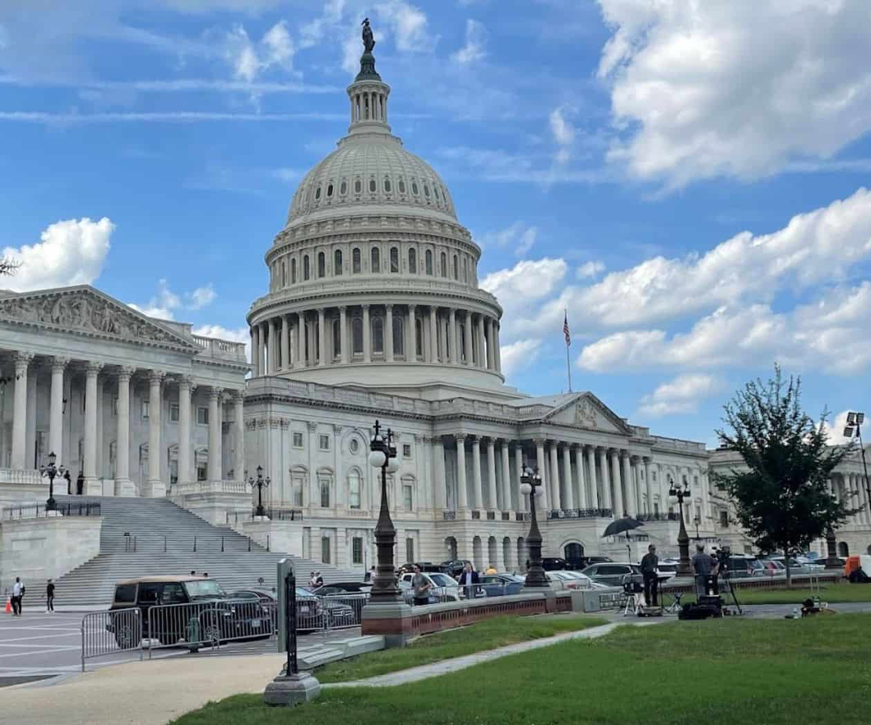 Dimiten dos ejecutivos de la BBC tras acusaciones de edición engañosa de discurso de Trump sobre disturbios del 6 enero