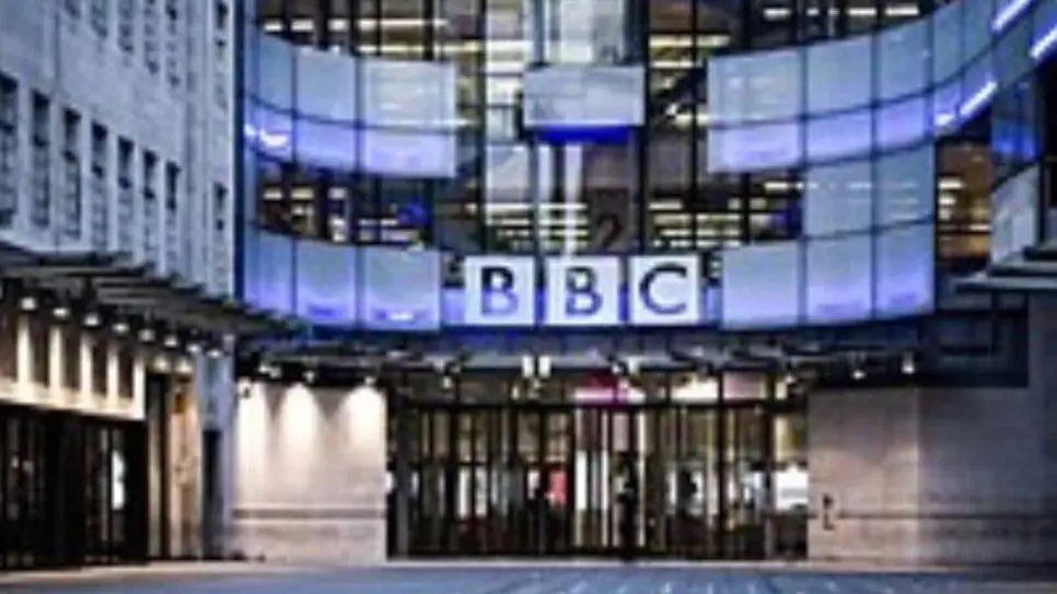 Defiende la BBC su imparcialidad, al tiempo que Trump amenaza con demandar por mil millones de dólares