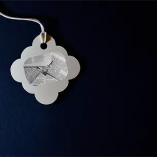 Macron revive la idea de una "etiqueta profesional" para medios y redes sociales