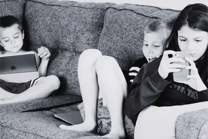 Dinamarca avanza hacia la restricción de redes sociales en menores, se sumaría a Australia