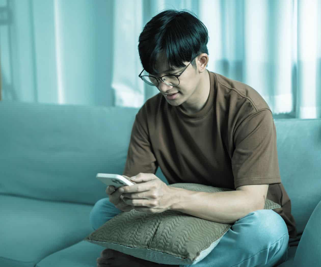 Francia aprueba ley para prohibir el acceso a redes sociales a menores de 15 años