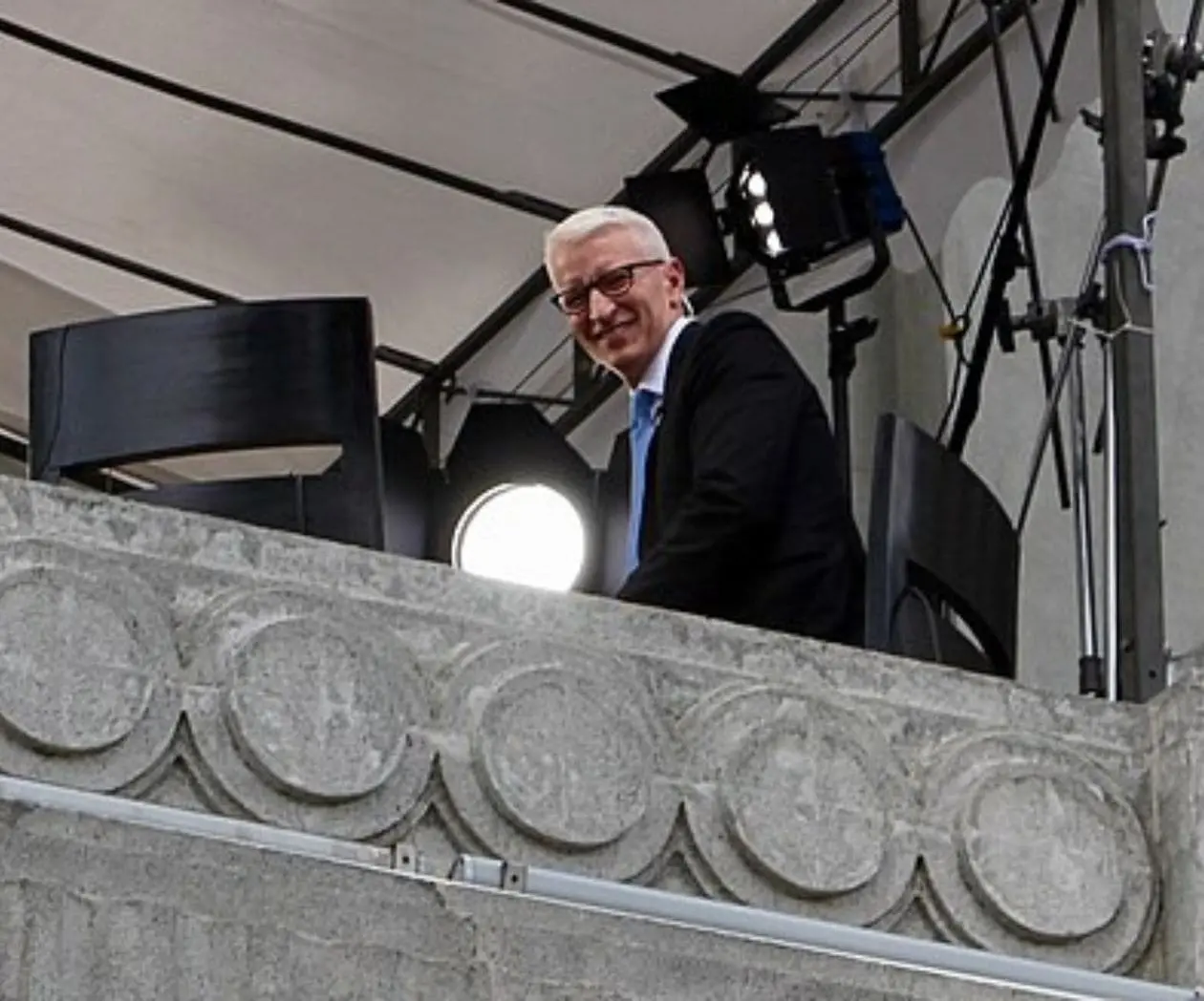 El periodista Anderson Cooper deja 60 Minutes tras casi dos décadas de labores,en medio de la reestructura en CBS News