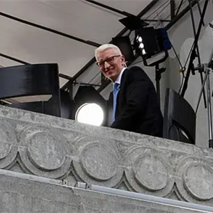 El periodista Anderson Cooper deja 60 Minutes tras casi dos d&eacute;cadas de labores,en medio de la reestructura en CBS News