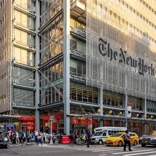 Berkshire Hathaway, de Warren Buffett, invierte en The New York Times a 6 a&ntilde;os de dejar el negocio de peri&oacute;dicos