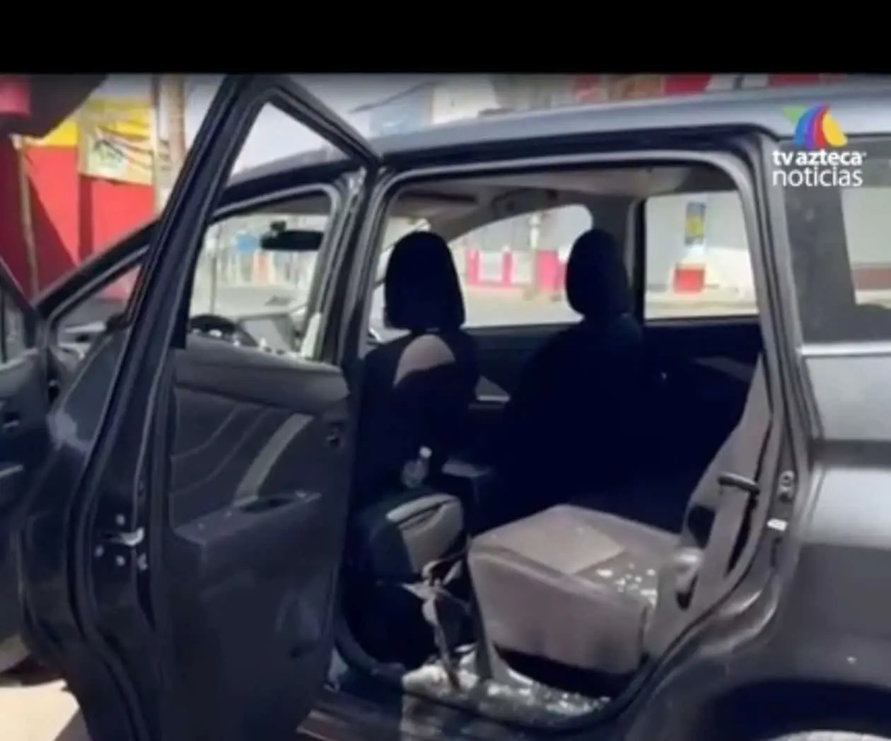 Bala impacta vehículo de equipo de Azteca Noticias durante cobertura de violencia en Jalisco Bala impacta vehículo de equipo de Azteca Noticias durante cobertura de violencia en Jalisco