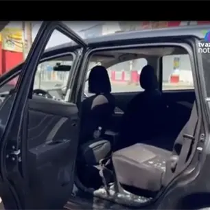 Bala impacta veh&iacute;culo de equipo de Azteca Noticias durante cobertura de violencia en Jalisco