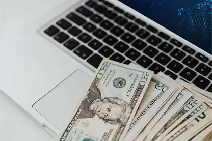 Medios del Reino Unido crean la alianza SPUR para exigir a empresas de IA el pago por el uso de contenidos