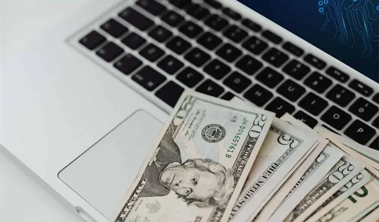 Medios del Reino Unido crean la alianza SPUR para exigir a empresas de IA el pago por el uso de contenidos