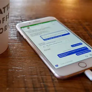 Alertan sobre expansi&oacute;n de desinformaci&oacute;n v&iacute;a chatbots de IA: Cumbre Global 2026