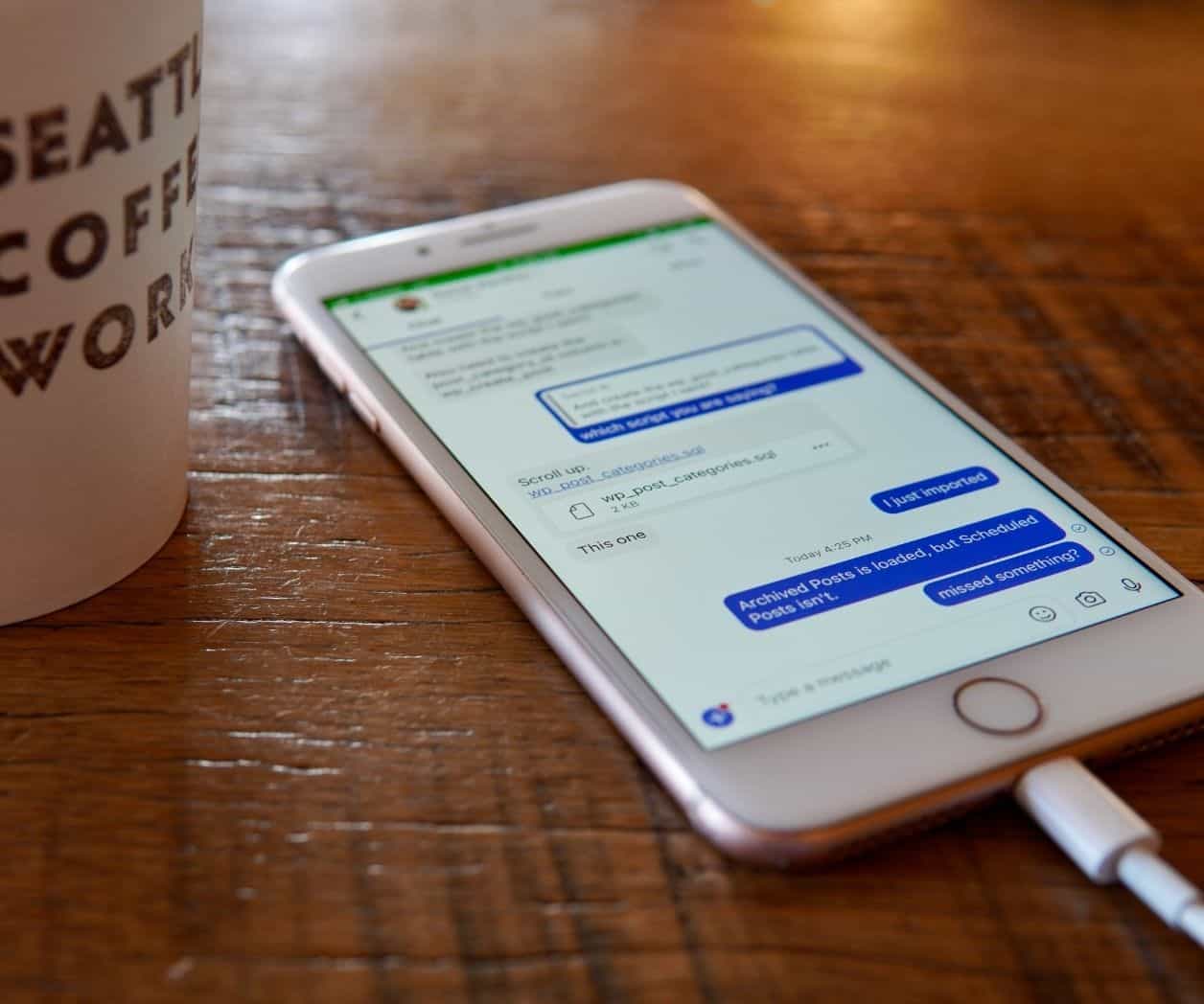 Alertan sobre expansión de desinformación vía chatbots de IA: Cumbre Global 2026