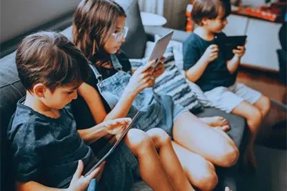 Reino Unido prohibirá las redes sociales a los menores de 16 años; buscan cuidar la salud mental de niños y adolescentes