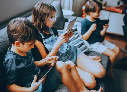 Reino Unido prohibirá las redes sociales a los menores de 16 años; buscan cuidar la salud mental de niños y adolescentes