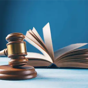 Juez bloquea restricciones del Pent&aacute;gono al acceso de periodistas, en juicio promovido por el NYT