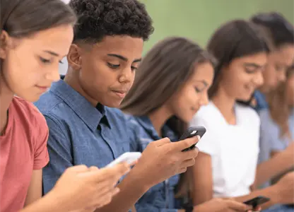 Crece el apoyo en EU para prohibir las redes sociales a menores de 16 años