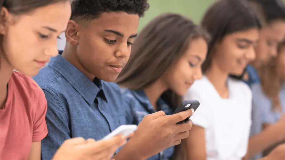 Crece el apoyo en EU para prohibir las redes sociales a menores de 16 años