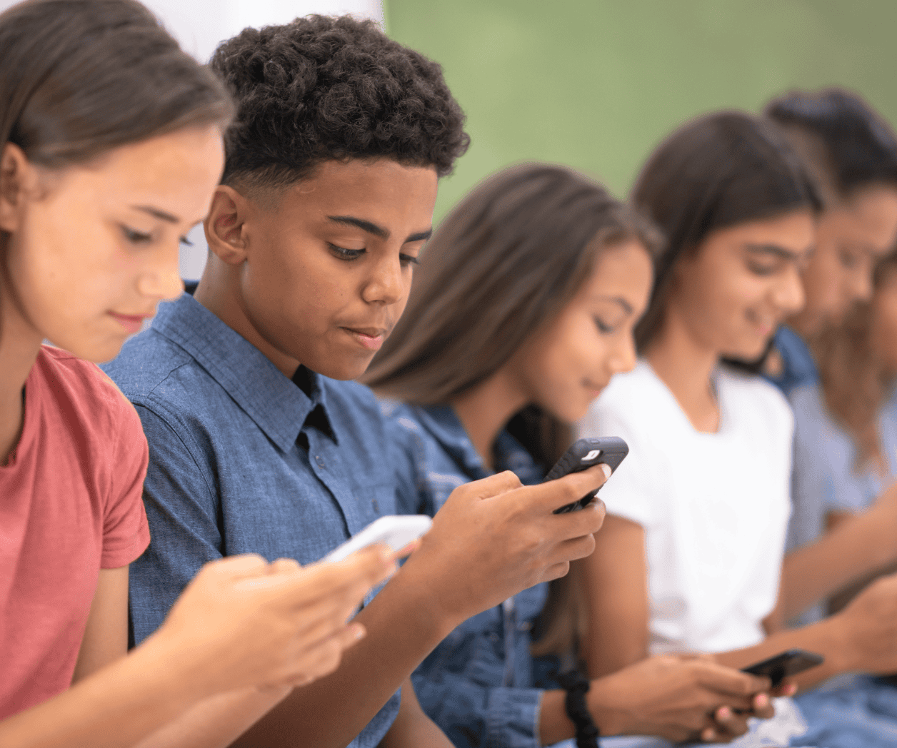 Crece el apoyo en EU para prohibir las redes sociales a menores de 16 años