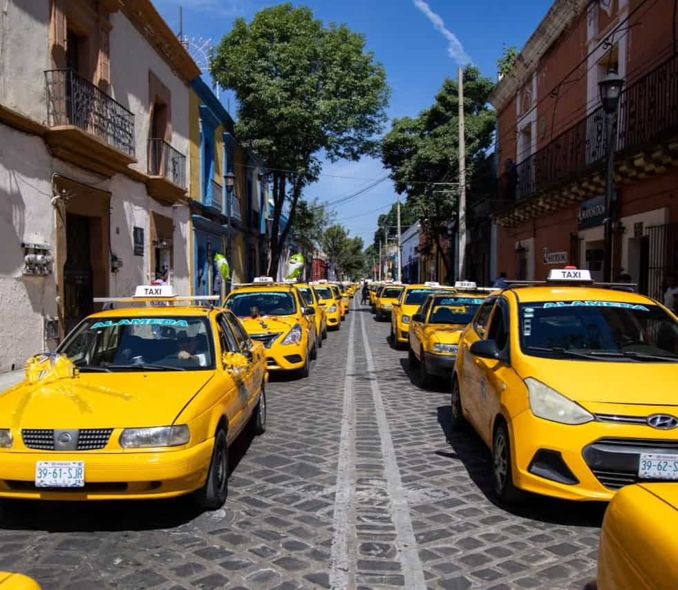 Oaxaca: Taxistas amenazaron de muerte a periodistas mientras se manifestaban frente a la SEMOVI