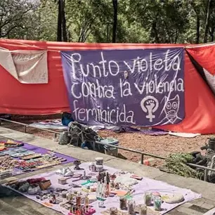 Periodista Abril Rojas y activistas son agredidas por comerciantes durante manifestaci&oacute;n pac&iacute;fica