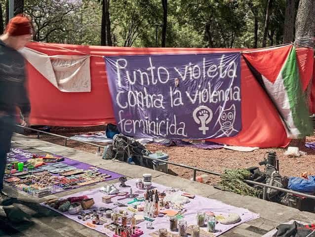 Periodista Abril Rojas y activistas son agredidas por comerciantes durante manifestación pacífica